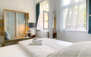 quiet-bigger-single-room-with-shower-hotel-hanseatin-hamburg